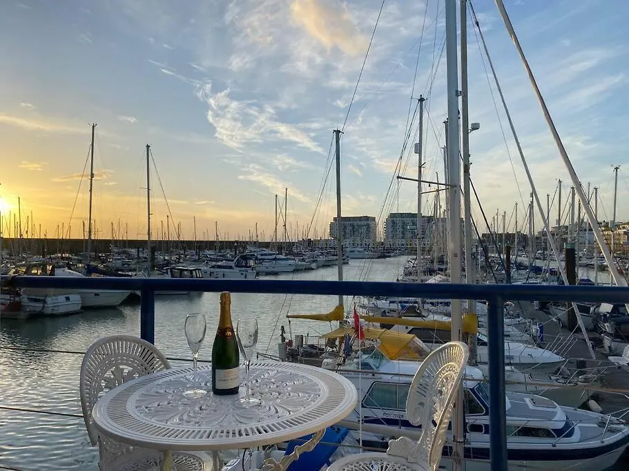 Apartment Seascape - Floating Home At Brighton Marina With Free Parking