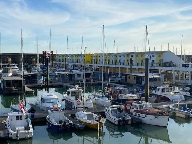 Seascape - Floating Home At Brighton Marina With Free Parking